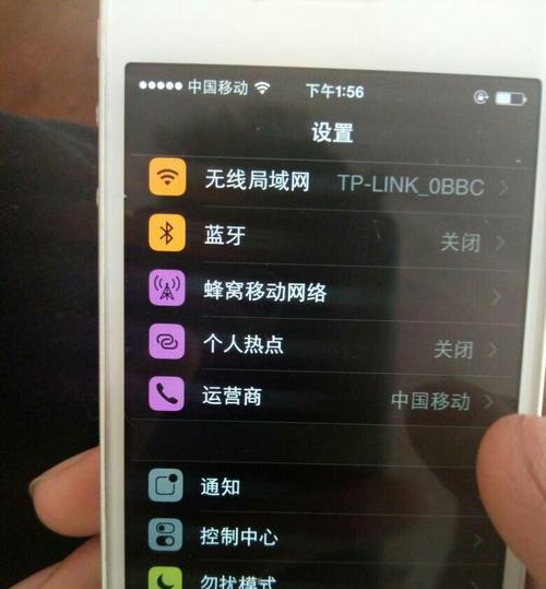 如何关闭iPhone屏幕自动变暗功能（简单设置，享受更长时间的亮屏体验）