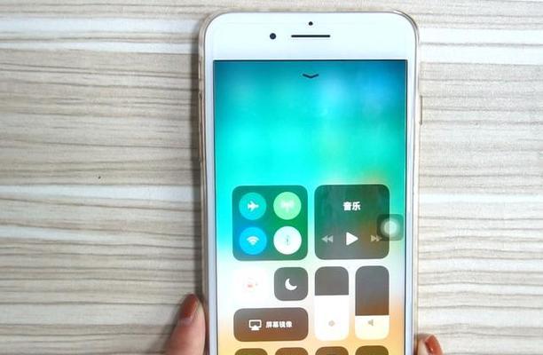 如何快速开启iPhone手电筒（一键开启，让你的iPhone变身便携手电筒）