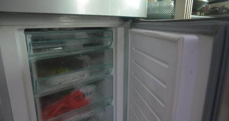 如何清洗冰箱的冰块（简单有效的方法）