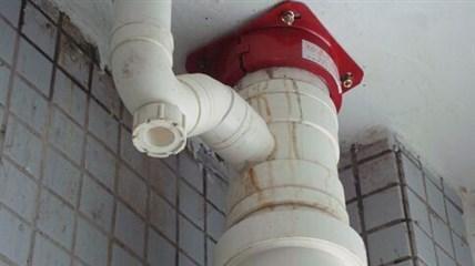 如何修理热水器水箱漏水（简单步骤解决您的热水器漏水问题）