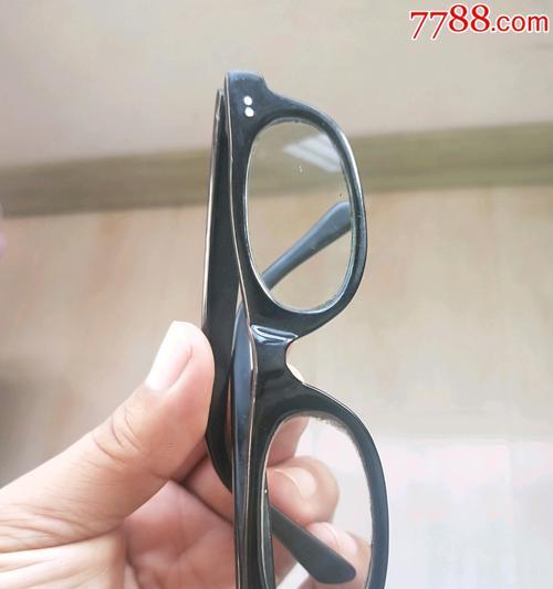 眼镜划痕怎么修复（自己在家边划眼镜划痕自己动手做法）