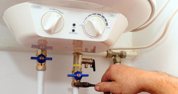 热水器出水小的原因及解决方法（从供水管道堵塞到热水器故障）
