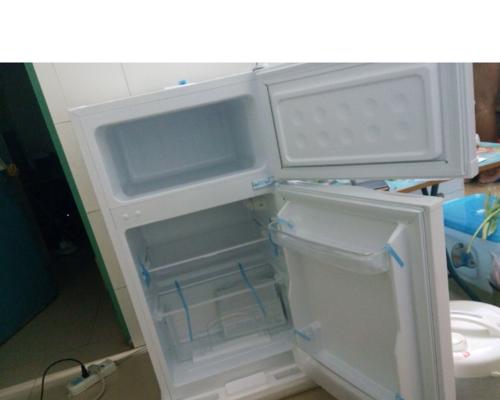白色冰柜制作方法（打造清爽便捷的白色冰柜）