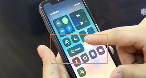 苹果手机投屏电视如何实现屏幕放大（探索苹果手机投屏电视的屏幕放大功能及使用技巧）